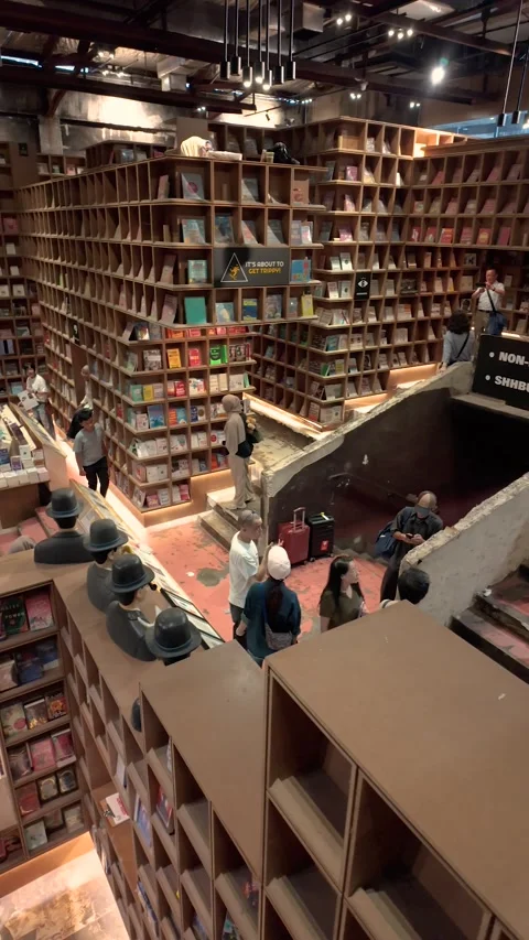 Interior view of BookXcess bookstore. Stockbeeldmateriaal 317999756