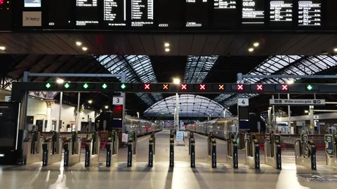 Interior View of Empty Ticket Barriers at Queen Street Train Station 库存影片 336072143