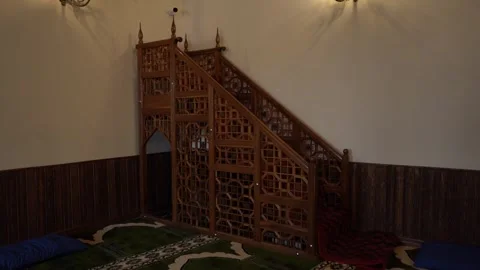 Interior View of Historical Muslim Islamic Mosque floor carpets, mihrab, minbar 库存影片 253498667