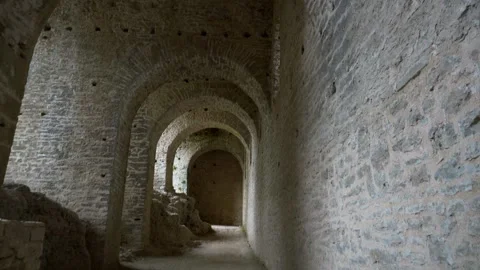 Interior view of the massive stone arches and corridors inside historic Gji.. Vídeos de archivo 333205871