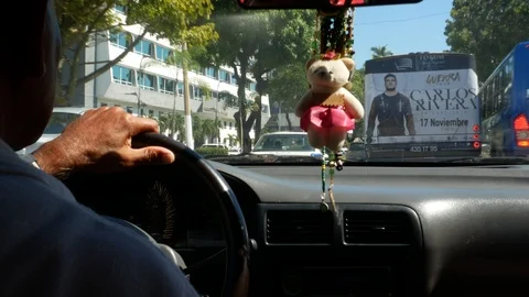 Interior view of a Mexican man driving his taxi through the city of Acapulco. Stockbeeldmateriaal 121631538