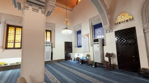 Interior View of the Mihrab and Prayer Hall in a Mosque Vídeo Stock 334759317