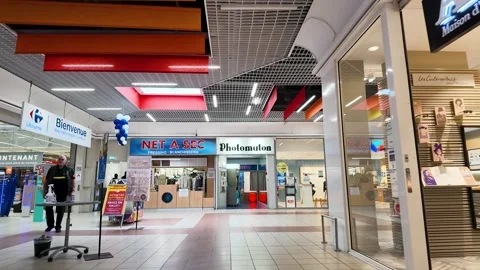 Interior View of a Modern Shopping Mall in Paris France 库存影片 335195231