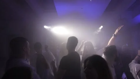Interior view of modern spacious nightclub with flashing lights and people Vídeo Stock 142877384