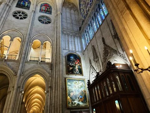 Interior view of Notre Dame cathedral in Paris France with soaring gothic a.. Foto stock