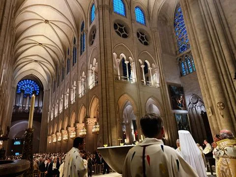 Interior view of Notre Dame cathedral in Paris France during a solemn Catho.. 스톡 사진