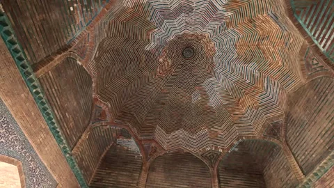 Interior view of ornate geometric brick dome ceiling with intricate Vidéo 341861895