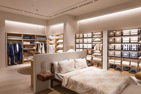 Interior view of a retail boutique displaying home textiles. Vilnius, Lithu.. 库存照片