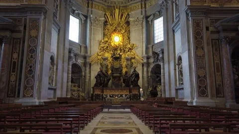 Interior view in Saint Peters Basilica in Rome, Italy. Vidéo 160230749