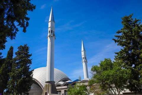 Interior view of Sakirin Mosque, a modern mosque located at one of the entr.. Foto stock
