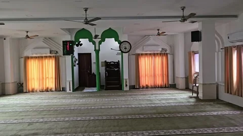 Interior view of a spacious, peaceful mosque prayer hall with green 스톡 동영상 317639971