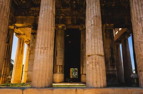 Interior view of Temple of Hephaestus Doric columns in Athens Agora, Greece. Foto stock