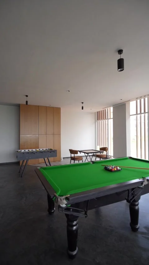 Interior walk-through of a bright contemporary corridor. 動画素材 330239038