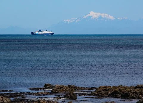 Interislander ferry on the Cook Strait sails towards the South Island. The sn Stock-Fotos