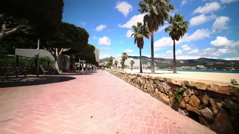 Interlock bricks beach pavement Mallorca beach Spain gimbal shot Vídeo Stock 159398328