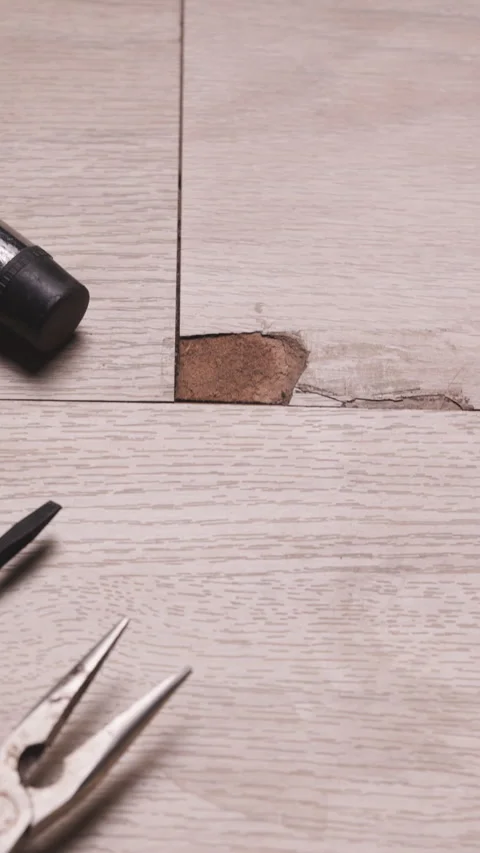 The Interlocking laminate floor is chip or crack due to scratches and impac.. 스톡 동영상 304198605