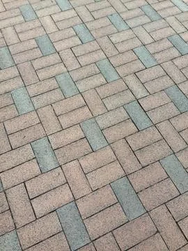 Interlocking pavement tiles with alternating colors Foto stock