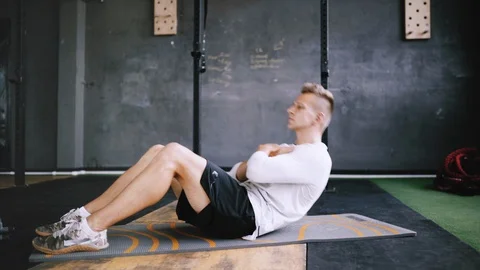 Intermediate no equipmetn exersize to endurance, sit ups. Video stock 111304842