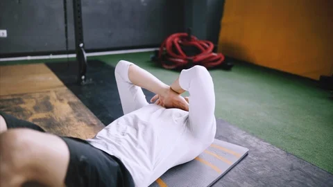 Intermediate no equipmetn exersize to endurance, sit ups. Video stock 111305247