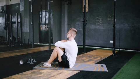 Intermediate no equipmetn exersize to endurance, sit ups. Video stock 111305833