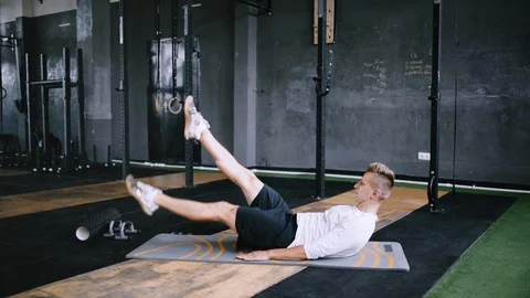Intermediate no equipmetn exersize to endurance, sit ups. Stock Footage 111365783
