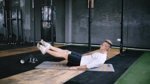 Intermediate no equipmetn exersize to endurance, sit ups. Video stock 111365809
