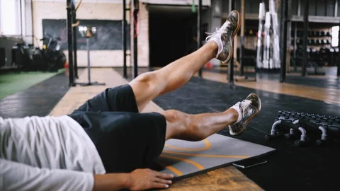 Intermediate no equipmetn exersize to endurance, sit ups. Video stock 111366060