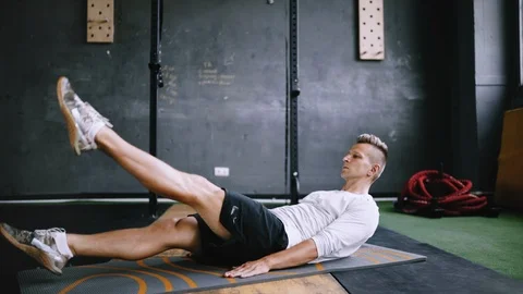 Intermediate no equipmetn exersize to endurance, sit ups. Video stock 111366061