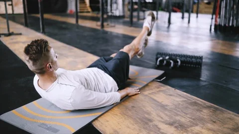 Intermediate no equipmetn exersize to endurance, sit ups. Video stock 111366339