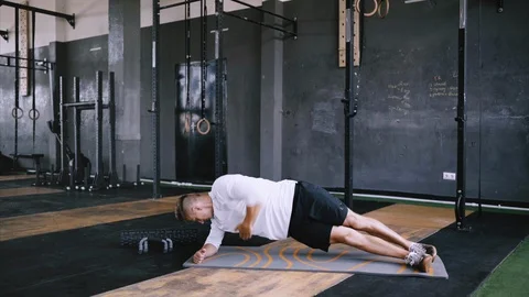 Intermediate no equipmetn exersize to endurance, sit ups. Stock Footage 111412718
