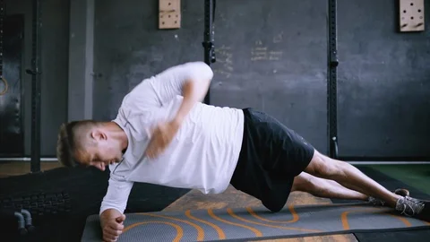 Intermediate no equipmetn exersize to endurance, sit ups. Video stock 111412800