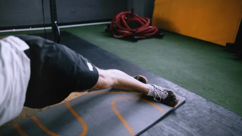 Intermediate no equipmetn exersize to endurance, sit ups. Video stock 111412841
