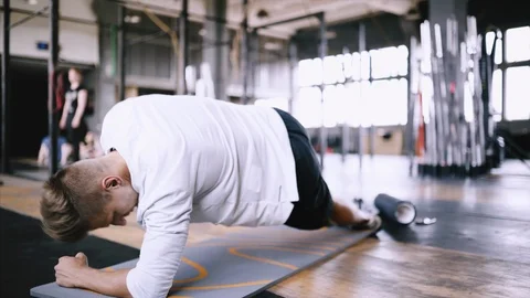 Intermediate no equipmetn exersize to endurance, sit ups. Video stock 111412938