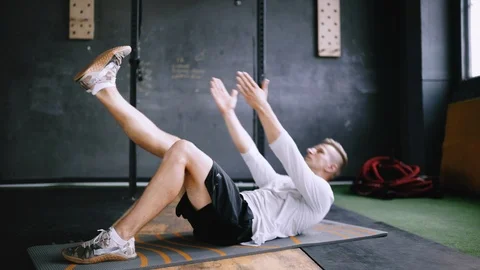 Intermediate no equipmetn exersize to endurance, sit ups. Video stock 111413228