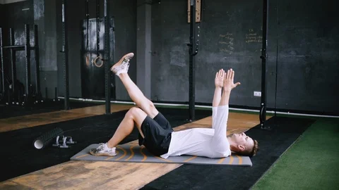 Intermediate no equipmetn exersize to endurance, sit ups. Video stock 111413230