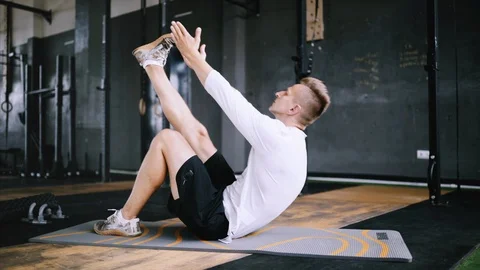 Intermediate no equipmetn exersize to endurance, sit ups. Stock Footage 111413326