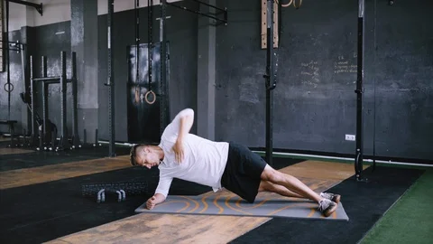 Intermediate no equipmetn exersize to endurance, sit ups. Video stock 111556027
