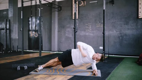 Intermediate no equipmetn exersize to endurance, sit ups. Stock Footage 112007340