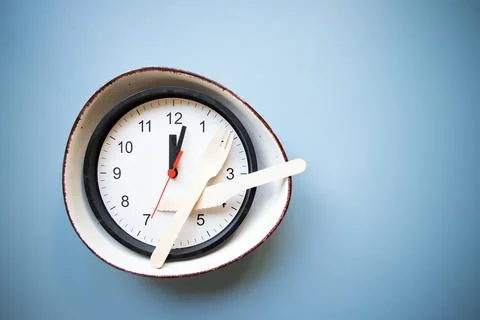 Intermittent fasting concept empty plate and clock 스톡 사진