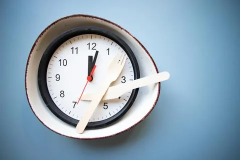 Intermittent fasting concept empty plate and clock 스톡 사진