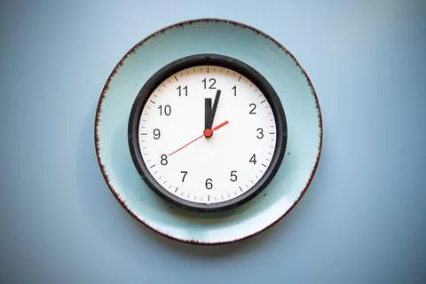 Intermittent fasting concept empty plate and clock 스톡 사진