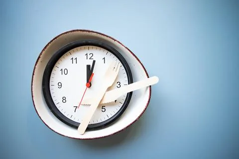 Intermittent fasting concept empty plate and clock 스톡 사진