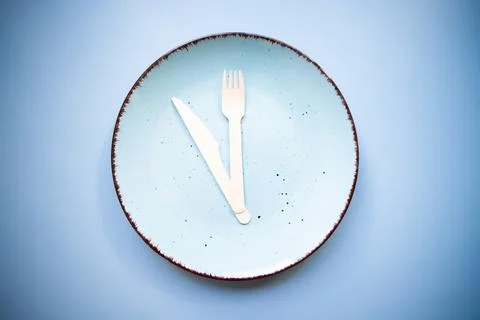 Intermittent fasting concept empty plate and clock 스톡 사진