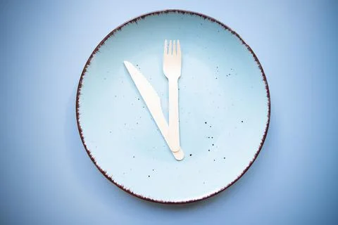 Intermittent fasting concept empty plate and clock 스톡 사진