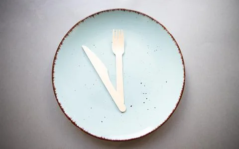 Intermittent fasting concept empty plate and clock 스톡 사진