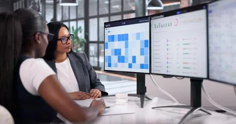 Internal Auditor Using Computer To Review Financial Logs For Compliance. Stockfoto's