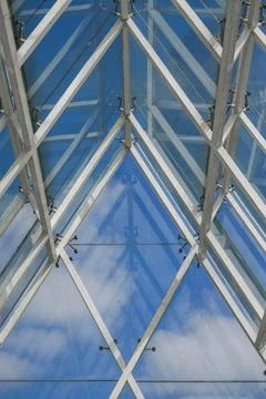 Internal roof structure of a triangular glass house Stockfoto's