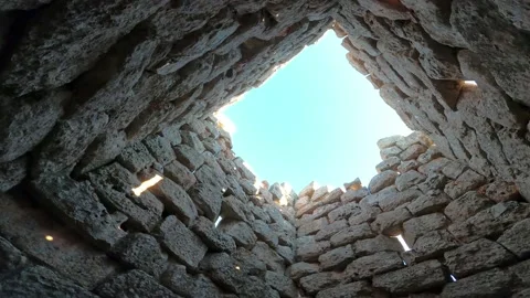 Internal shot of the rectangular ancient tower at Vathychori, Greece 스톡 동영상 143292568