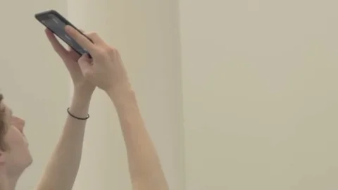 Internet blogger makes a panoramic selfi for a new post on the Internet Видео 82918003