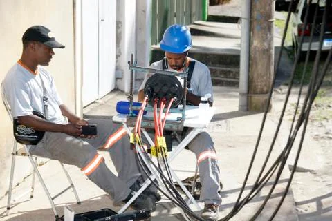 Internet connection. fiber optic cable splice machine at work 스톡 사진